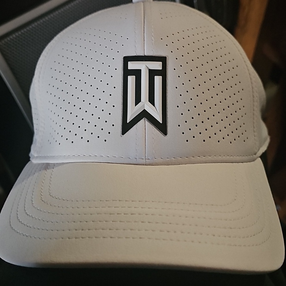 Nike TW Tiger Woods ADV Legacy Club Cap Hat FB6454 010 White White Sz L/XLG